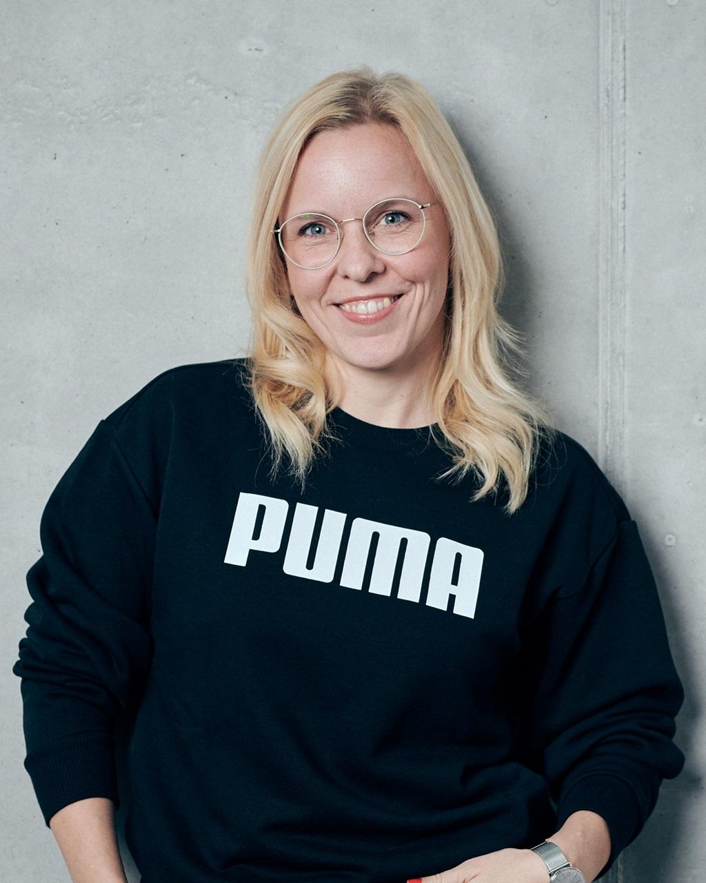 Lächelnde PUMA-Mitarbeiterin