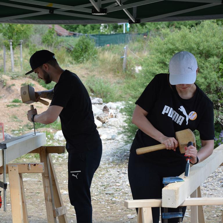 zwei Menschen am Arbeiten