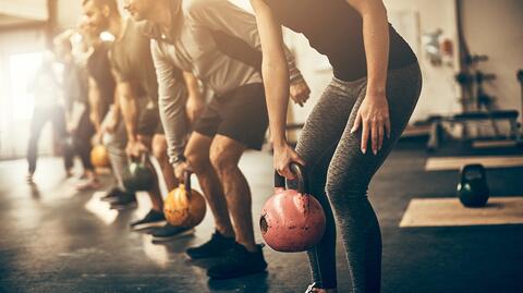 Mehrere Personen heben Hanteln