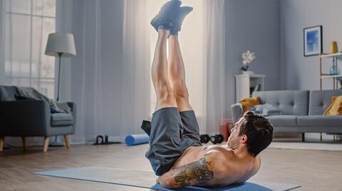 Mann übt zu Hause ein Training für einen starken Rücken