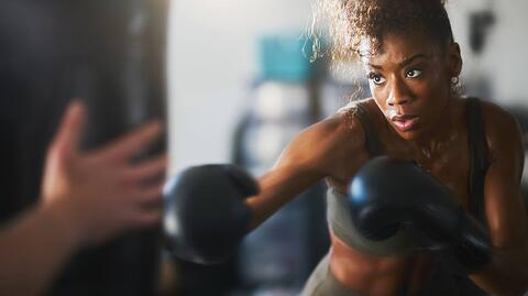 Eine Boxerin übt vor einem Kampf die Boxatmung